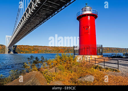 Jeffrey's Hook Lighthouse et pont George Washington à New York. Banque D'Images