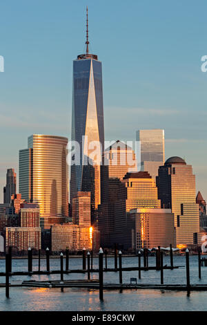 Lower Manhattan Skyline de New York pendant le coucher du soleil vu de l'autre côté de la rivière Hudson dans le New Jersey. Banque D'Images