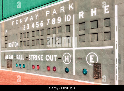 Fenway Park's Green Monster Manual de bord. Le monstre vert est un surnom populaire pour les trente-sept pieds, deux pouces, haute champ gauche mur à Fenway Park, domicile de l'équipe de baseball des Boston Red Sox. Il est toujours mis à jour à la main de derrière le mur tout au long de la partie. enway Park est le stade des Boston Red Sox de l'équipe de la Ligue Majeure de Baseball depuis qu'il a ouvert en 1912 et c'est le plus ancien stade MLB. Le code Morse qui s'affiche de haut en bas dans les lignes blanches de la Ligue américaine de bord sont les initiales de l'ancien propriétaires Thomas A. Yawkey et Jean R. Yawkey. Banque D'Images