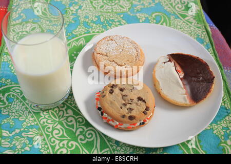 Les cookies sur une plaque avec du lait Banque D'Images