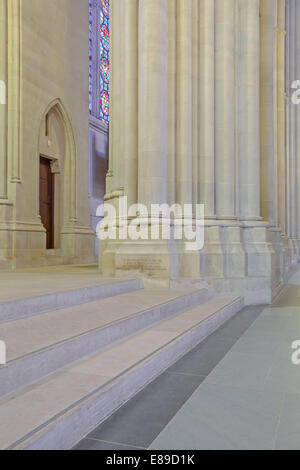 Colonnes à Saint John the Divine Cathédrale Manhattan dans le quartier de Morningside Heights à New York City, New York. Facile de voir l'énorme taille et le poids de ces colonnes à côté de la porte en bois et vitrail. Banque D'Images