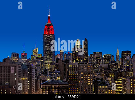 Une vue de dessus pendant l'heure bleue à l'Empire State Building (ESB) ainsi que d'autres habitations dans le quartier Flatiron. Banque D'Images