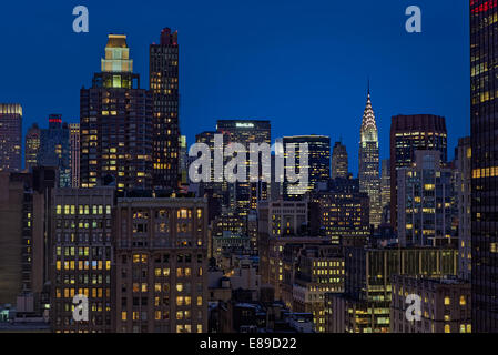 Le Chrysler Building et le Met Life Building ainsi que d'autres New York City skyline gratte-ciel pendant l'heure bleue du crépuscule. Banque D'Images