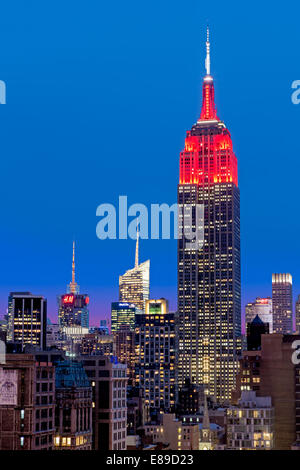 Une vue de dessus pendant l'heure bleue à l'Empire State Building (ESB) ainsi que d'autres habitations dans le quartier Flatiron. Banque D'Images