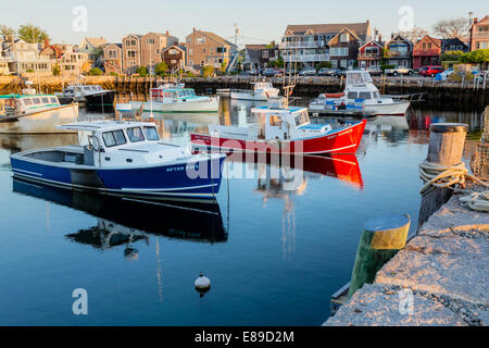 Entreprise risquée et après cinq bateaux de pêche amarré au quai de Bradley Rockland, Massachusetts au lever du soleil. Banque D'Images