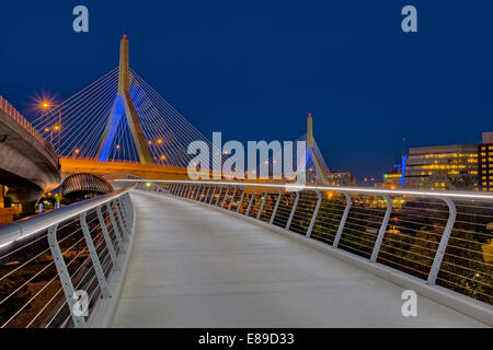 La Leonard P. Zakim Bunker Hill Memorial Bridge est un pont à haubans de l'autre côté de la Charles River à Boston, Massachusetts. Banque D'Images