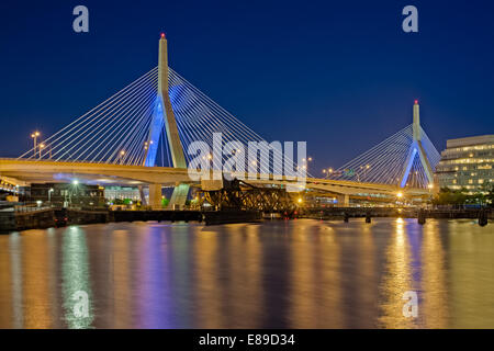 La Leonard P. Zakim Bunker Hill Memorial Bridge est un pont à haubans de l'autre côté de la Charles River à Boston, Massachusetts. Banque D'Images