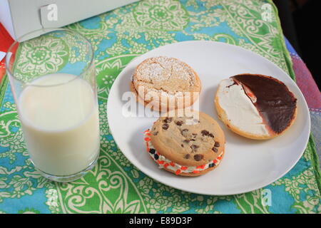 Les cookies sur une plaque avec du lait Banque D'Images