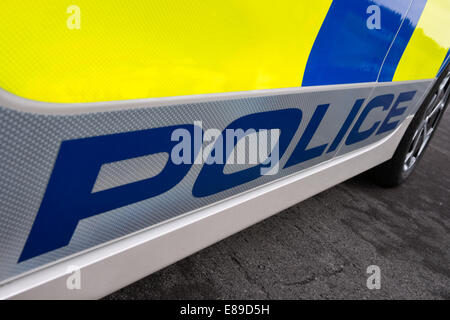 Le mot sur un panneau réfléchissant sur le côté d'une voiture de Police Britannique blanc Banque D'Images