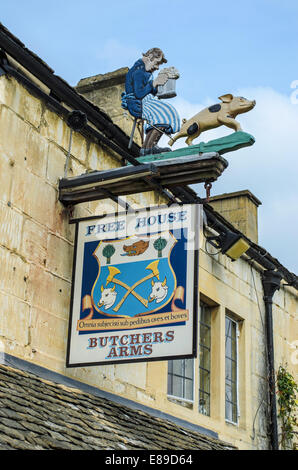 Enseigne de pub du Carisbrooke Arms Freehouse et Restaurant à Sheepscombe, les Cotswolds, en Angleterre, UK. Banque D'Images