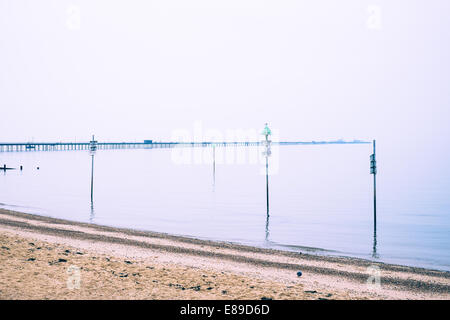 Plage de Southend Pier & avec effet de traitement croisé bleu Banque D'Images