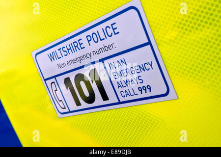 La journée glo signe sur le côté d'un livre blanc britannique, Wiltshire voiture de police étant donné les détails de contact de la gendarmerie locale Banque D'Images