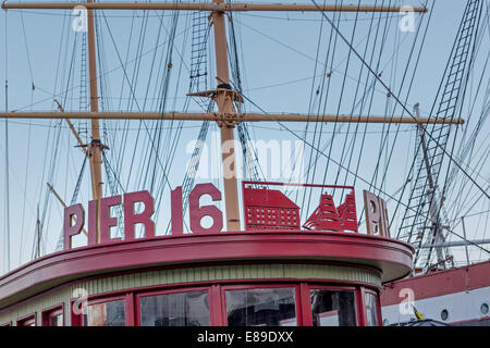 Pier 16 situé dans le quartier historique de South Street Seaport dans Lower Manhattan avec de grands navires à l'arrière-plan. Banque D'Images