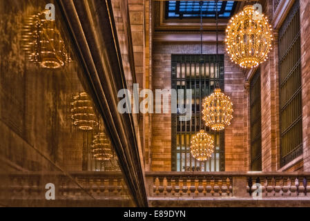 Grand Central Terminal est très belle mise en valeur du corridor en forme de melon grands lustres en or véritable. Banque D'Images