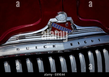 1948 Buick Super Classic 56C - Extérieur vue rapprochée de Hood, l'ornement et détail d'une Buick 1948 rouge 56C Super Classic. Banque D'Images