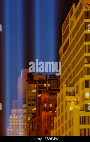 Deux faisceaux de lumières brillant dans le ciel nocturne pendant le World Trade Center, 11 septembre Hommage à New York. Banque D'Images