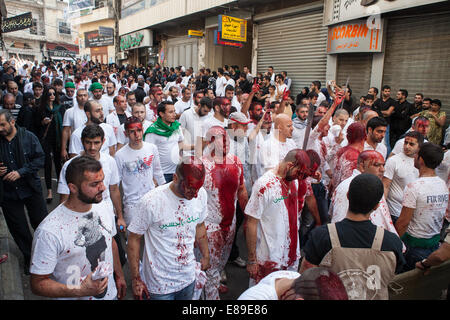 Une procession de musulmans chiites, certains couverts dans leur propre sang, commémorant le jour de l'Achoura à Nabatieh, Liban. Banque D'Images