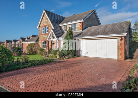 L'avant de l'extérieur d'un hôtel moderne en brique Maison Individuelle Maison familiale britannique construit sur une propriété dans la région de Swindon, Wiltshire Banque D'Images