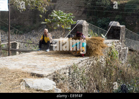 La femme assise en face d'un pont inférieur, Mustang, Népal Banque D'Images