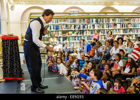 Miami Florida,Miami-Dade public Library,Festival annuel international d'art de la famille Storytelling,intérieur libre,magicien,homme hommes,spectacle,speaki Banque D'Images