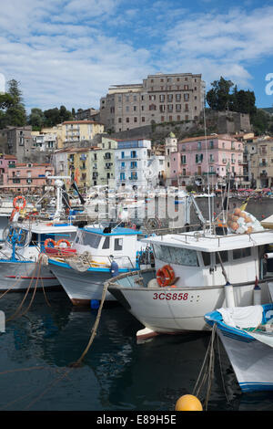 Bateaux amarrés dans la Marina Grande, Sorrente, Italie Banque D'Images