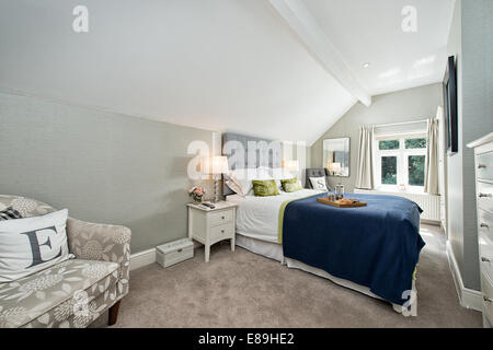 Petit-déjeuner au lit dans une chambre double confortable et moderne décoré de bleu et gris Banque D'Images