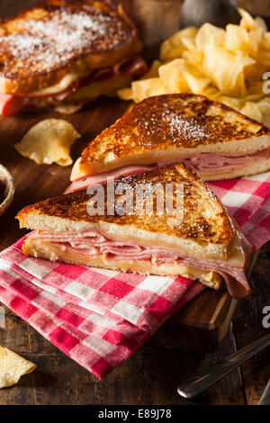 Sandwich Monte Cristo fait maison avec Jambon et Fromage Banque D'Images