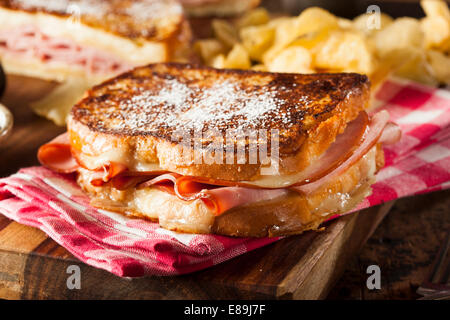 Sandwich Monte Cristo fait maison avec Jambon et Fromage Banque D'Images