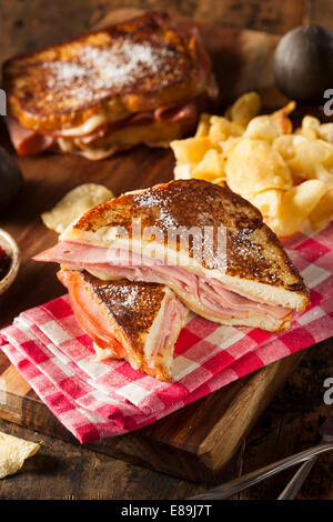 Sandwich Monte Cristo fait maison avec Jambon et Fromage Banque D'Images