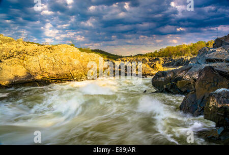 Lumière du soir sur les rochers et les rapides de la rivière Potomac, à Great Falls Park, en Virginie. Banque D'Images