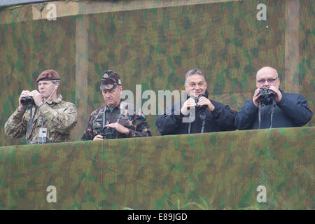 Osku, Hongrie. 2 octobre, 2014. (De G à D) Adrian Bradshaw, Adjoint au Commandant suprême des forces alliées de l'OTAN en Europe, Tibor Benko, chef d'état-major général des Forces armées de la Hongrie, Viktor Orban, Premier ministre hongrois et Csaba Hende, Ministre de la défense de la Hongrie, inspecter une joint-Hongrois-nous exercice militaire près de l'Osku village, environ 90 km au sud-ouest de Budapest, la Hongrie, le 2 octobre 2014. Une série d'exercices militaires intitulé Action commune 2014 impliquant 1 300 soldats s'allume de 8 septembre jusqu'au 17 octobre en Hongrie. Source : Xinhua/Alamy Live News Banque D'Images