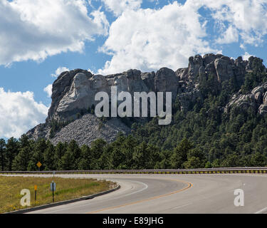 Mount Rushmore National Memorial des chefs des quatre présidents des Etats-Unis vu de la route. Banque D'Images