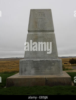 Mémorial sur Last Stand Hill, Little Bighorn Battlefield (Custer's Last Stand) - Custer's tombe originelle avec inscription noire. Banque D'Images