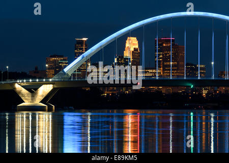 Lowery Avenue bridge avec éclairage bleu sur le fleuve Mississippi et Minneapolis skyline at night. Banque D'Images