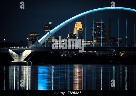 Lowery Avenue bridge avec éclairage bleu sur le fleuve Mississippi et Minneapolis skyline at night. Banque D'Images