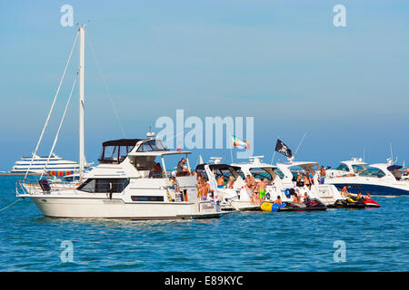 Scène de Chicago Boat Party, Parc Oak Street Beach, lit-parc sur le lac Banque D'Images