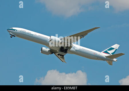 Cathay Pacific Boeing 777-300ER (B-KQH) part de l'aéroport Heathrow de Londres, Angleterre, le 2 juillet 2014. Banque D'Images