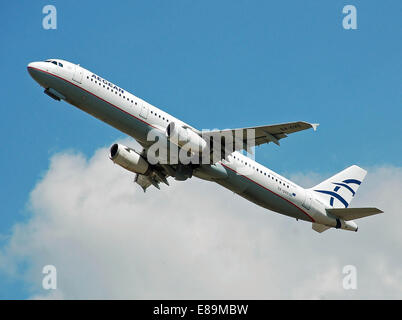 Aegean Airlines Airbus A321-200 (SX-DVO) part de l'aéroport Heathrow de Londres, Angleterre, le 2 juillet 2014. Banque D'Images