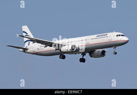 Aegean Airlines Airbus A321-200 (SX-DVO) arrive de l'aéroport Heathrow de Londres, en Angleterre. Banque D'Images