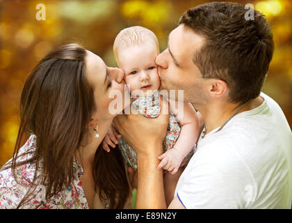 Happy Family having fun dans le parc en automne Banque D'Images