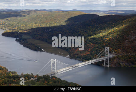 Parc d'état de Bear Mountain, New York, USA. 2Nd Oct, 2014. Deux bateaux en direction du sud sur la rivière Hudson l'approche du pont de Bear Mountain en vue de parc d'état de Bear Mountain, New York, un après-midi d'automne. Crédit : Tom Bushey/ZUMA/Alamy Fil Live News Banque D'Images