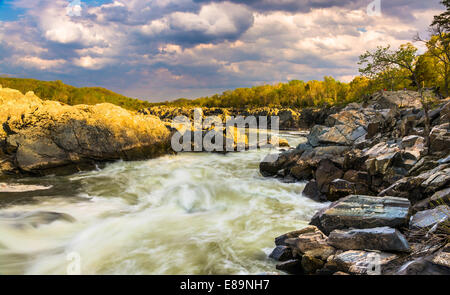 Lumière du soir sur les rochers et les rapides de la rivière Potomac, à Great Falls Park, en Virginie. Banque D'Images