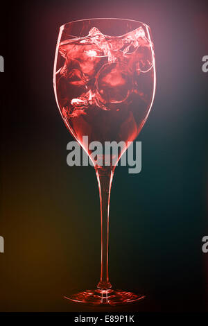 Excellent rouge cocktail avec des glaçons dans un verre. Partie concept. Banque D'Images