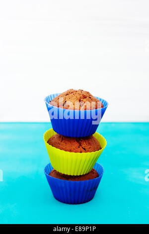 Muffins au chocolat douce en silicone lumineux. cupcake Concept de bon matin et la nourriture bonne. Banque D'Images