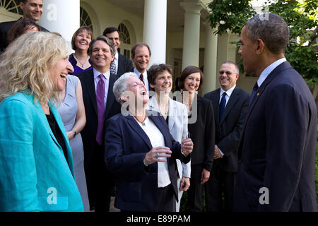 Le président Barack Obama des blagues avec la protection de l'administrateur d'agence Gina McCarthy et les membres du personnel de l'EPA qui a travaillé o Banque D'Images