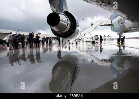 Le président Barack Obama débarque l'Air Force One à l'arrivée à l'aéroport de Bruxelles National à Bruxelles, Belgique, le 4 juin 2014. Banque D'Images