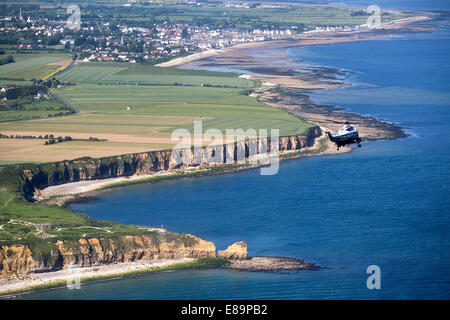 Vue aérienne comme un marin, avec le président américain Barack Obama à bord, les approches d'Omaha Beach et le cimetière américain de Normandie pour la 70e Commémoration franco-américaines D-Day cérémonie à Colleville-sur-Mer, France, 6 juin 2014. Banque D'Images