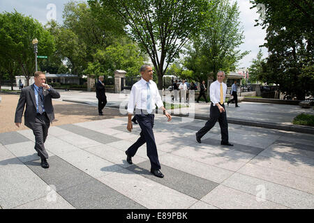 Le président Barack Obama marche sur Pennsylvania Avenue avec le chef de cabinet Denis McDonough sur leur façon de Starbucks dans Washington, D.C., 9 juin 2014 Banque D'Images