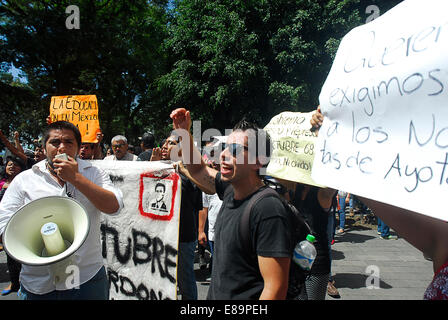 Veracruz, Mexique. 2 octobre, 2014. 'Anarchistes' ont défilé dans les rues de Veracruz à se souvenir du massacre d'étudiants le 2 octobre 1968 et les 43 élèves récemment disparus dans l'État de Guerrero. Credit : Raúl Méndez Velázquez/Pacific Press/Alamy Live News Banque D'Images