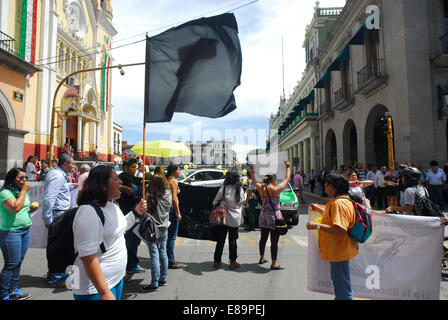 Veracruz, Mexique. 2 octobre, 2014. 'Anarchistes' ont défilé dans les rues de Veracruz à se souvenir du massacre d'étudiants le 2 octobre 1968 et les 43 élèves récemment disparus dans l'État de Guerrero. Credit : Raúl Méndez Velázquez/Pacific Press/Alamy Live News Banque D'Images